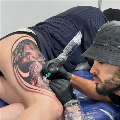 Hoe identificeer je de kwalificaties en hygiëne -normen van een tattoo -winkel?