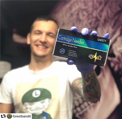 De tattoo-artiest spreekt voor SPARK