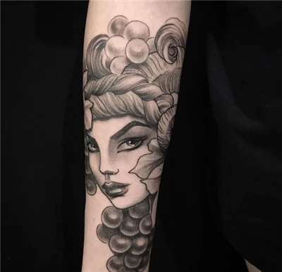 vrouw voor tatoeage