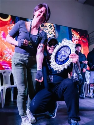 SPARK-Ondersteunde artiest van Davis.quilumba wint tweede plaats op Quito Tat...