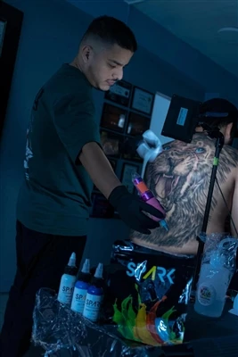 Zichtbare tatoeages in kantoren: meer bedrijven gooien strikt beleid om inclu...
