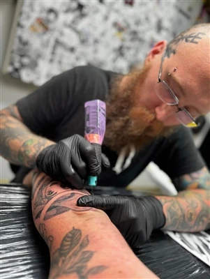 Welke unieke religieuze en sociale betekenis bevat de tattoo -cultuur van ver...