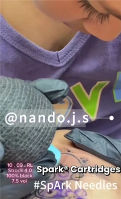 Tatoeages en kindmeisje